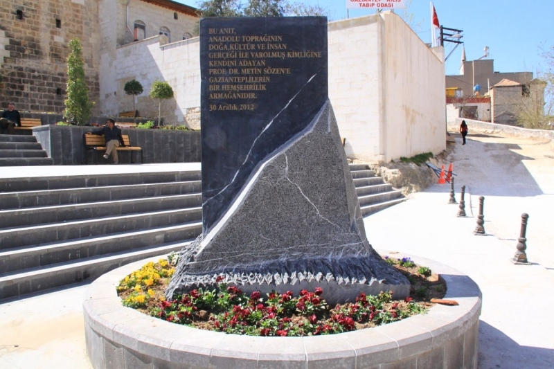 Gaziantep Mahallesindeki Metin Sözen Eğitim ve Kültür Merkezinin önündeki meydana yerleştirilen anıt