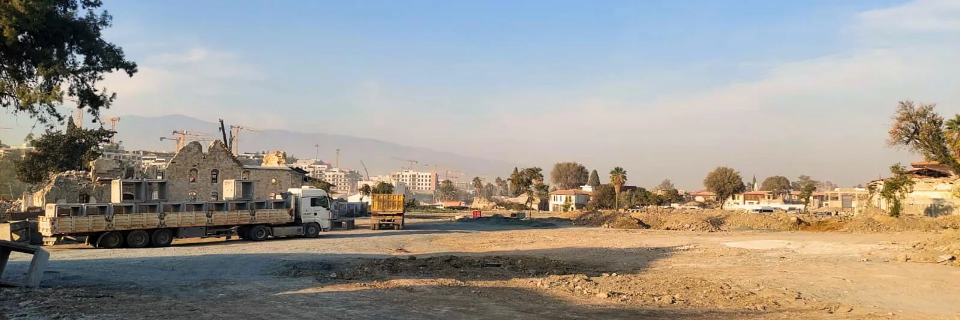 yıkık klise önünde kamyonlar