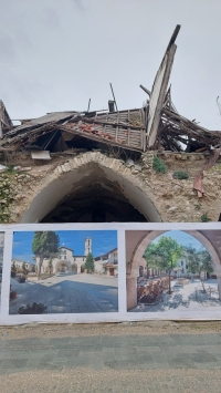 Yıkılmış klisenin önünde eski fotoğrafları var