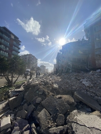 Güneş doğuyor enkazın ardında