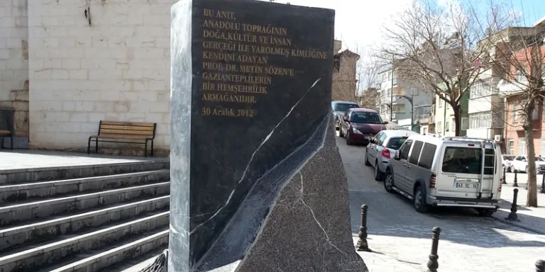 Prof. Dr. Metin Sözen&#039;e Anteplilerden armağan 