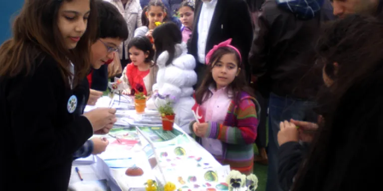 Kartpostal satarak fidan diktiler