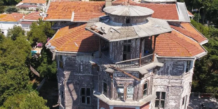 Hacopulos Köşkünde Yaşam Sesleri