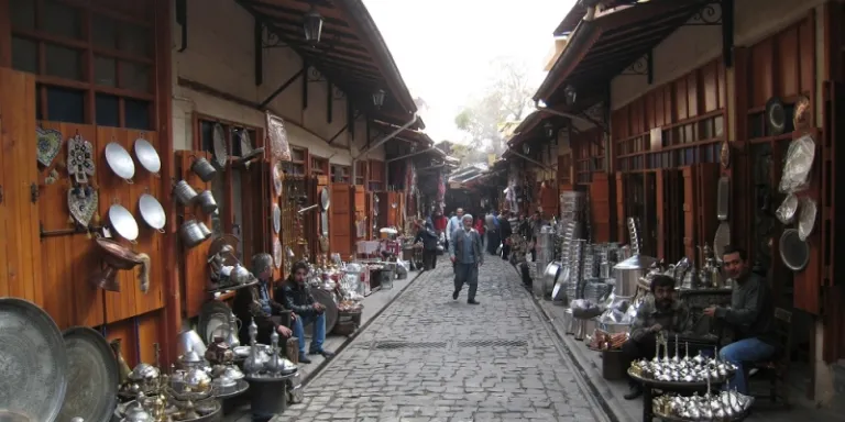 Kent yaşamının odağı çarşılarımız canlanıyor 